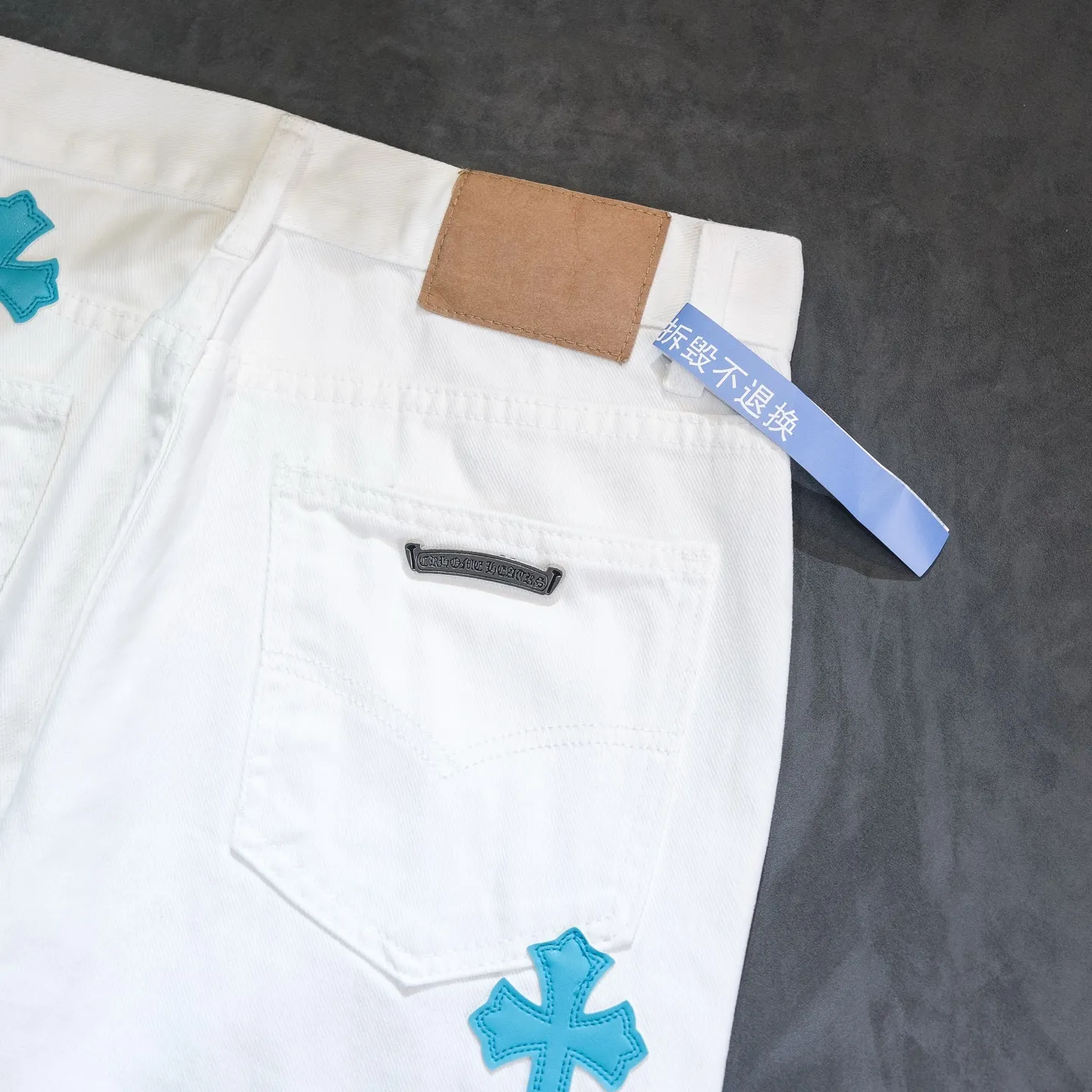 P240 Chrome Hearts Chrome Hearts 2025 New Ice Blue Cross Patch Leather Couple Style Washed Loose Jeans. Styles with different wash textures are very friendly to people with thin legs and thick legs. The straight and loose version is very flattering to the leg shape. The timeless moderate length makes it easy to match casually. It is the basis of various styles and is a must-have in the wardrobe! The fabric is stiff but also makes the upper body soft without losing texture. The washing process is even more perfect. It is a must-have item for everyone! ! ! Size: 28/30/32/34 Waist: 73/78/83/88 Hips: 99/104/109/114 Pants length: 102/104/106/108